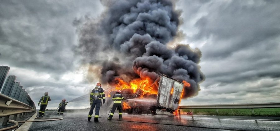 Incendiu autocamion pe autostradă, sensul de mers Timișoara - Arad, între localitățile Ortisoara și Vinga.