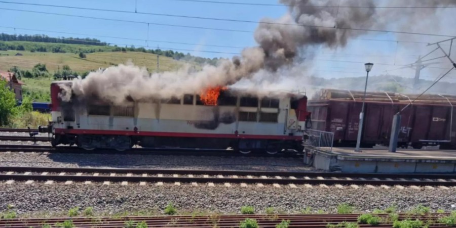 Incendiu la trenul Regio Arad - Oradea! 20 de călători și personalul feroviar, EVACUAȚI