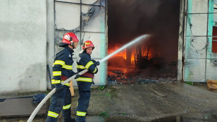 Incendiu la Fabrica Meteor în incinta Zonei Industriale a municipiului Arad