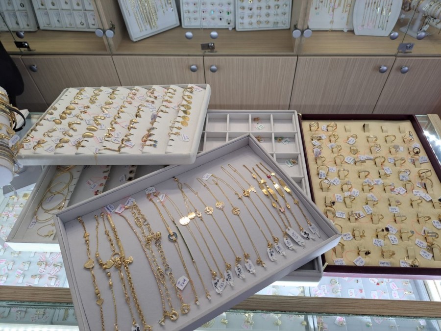 Peste 1,5 kilograme obiecte din aur confiscate de la Arad de inspectorii antifraudă