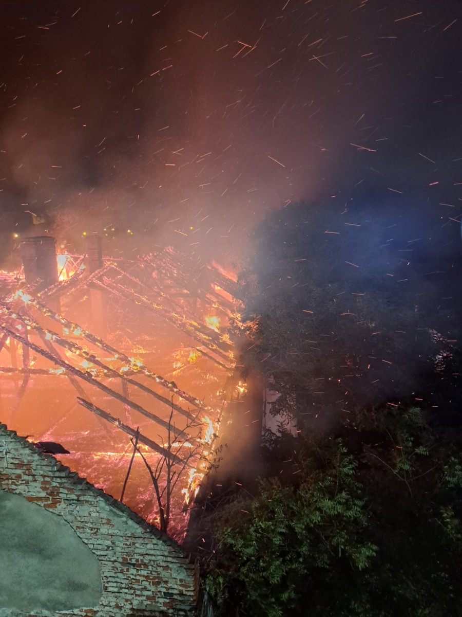 Incendiu violent la o clădire de pe strada Hunedoarei
