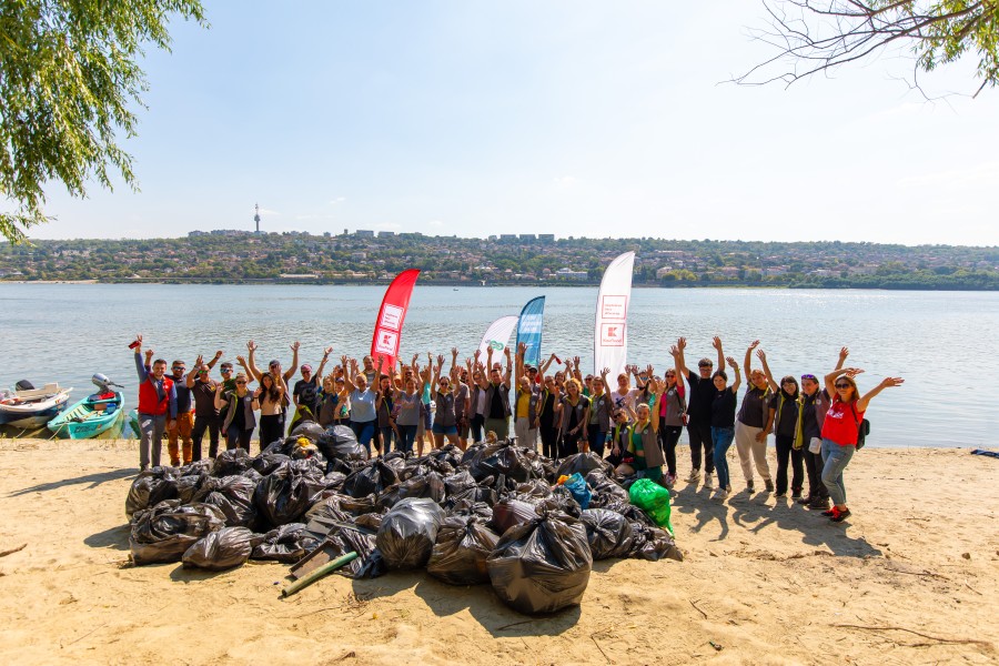 River Cleanup Collective – mișcarea transnațională care a mobilizat voluntarii români să colecteze 3.4 tone de deșeuri din ape Exter
