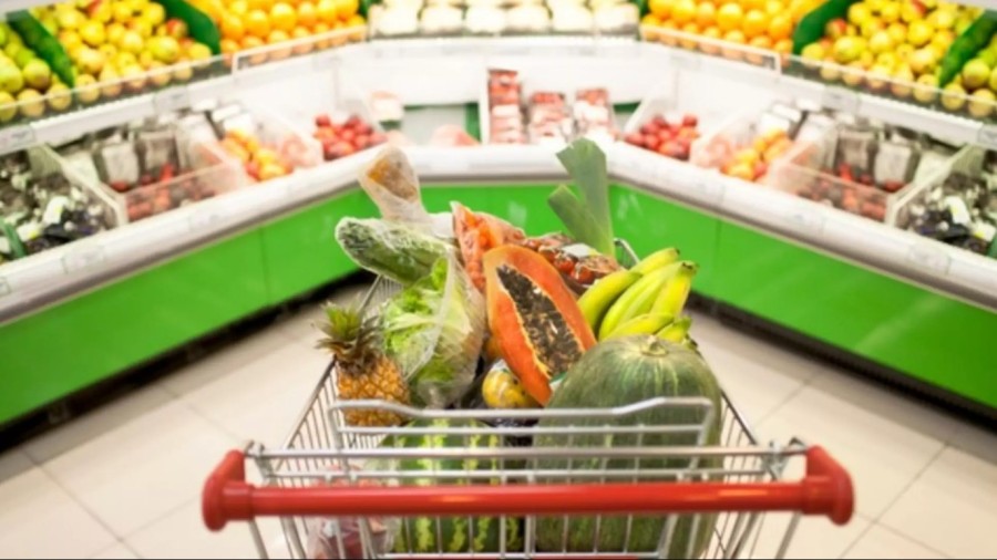 Prețuri plafonate pentru noi alimente. Lista celor 21 de produse mai ieftine la raft