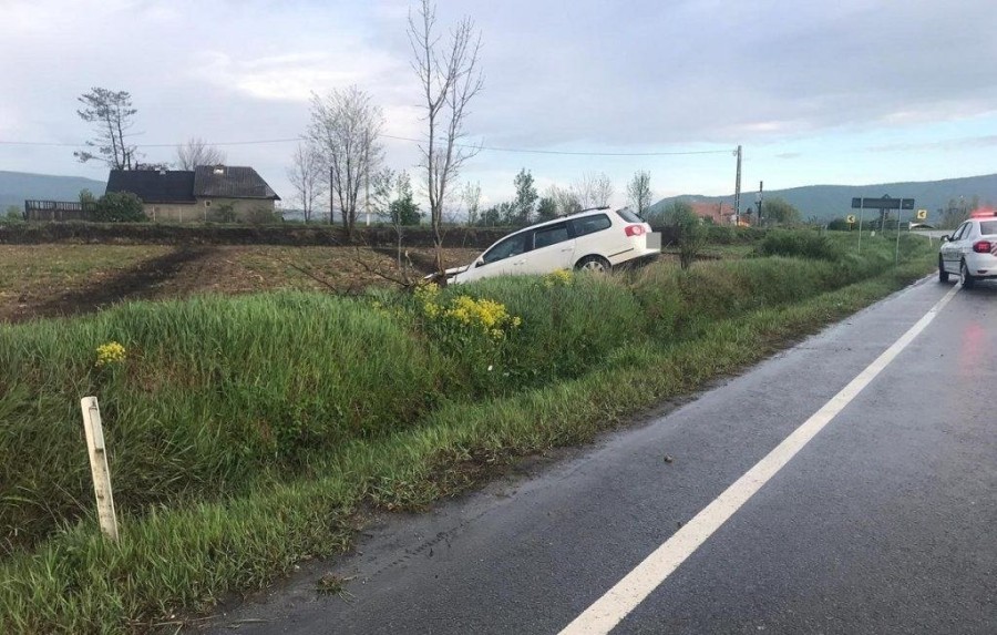 Mașină ieșită în decor, pe șoseaua Arad-Oradea