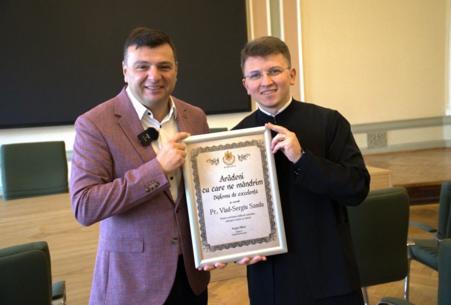 Părintele Vlad-Sergiu Sandu a primit diploma „Arădeni cu care ne mândrim” pentru promovarea educației creștine