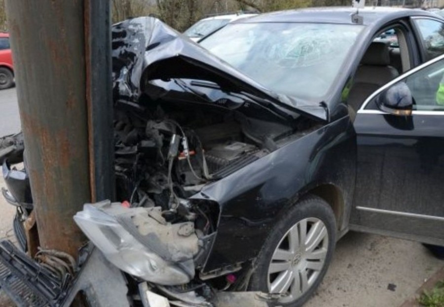 Un șofer posibil drogat a fost implicat într-un accident la Mândruloc