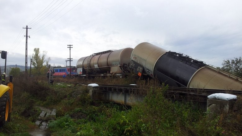 O garnitură de tren a deraiat și două vagoane cisternă s-au răsturnat la sensul giratoriu din Subcetate spre Aradul Nou