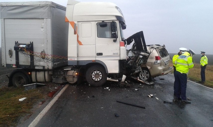Accident rutier în care au fost implicate un autoturism și un autocamion în localitatea Caporal Alexa