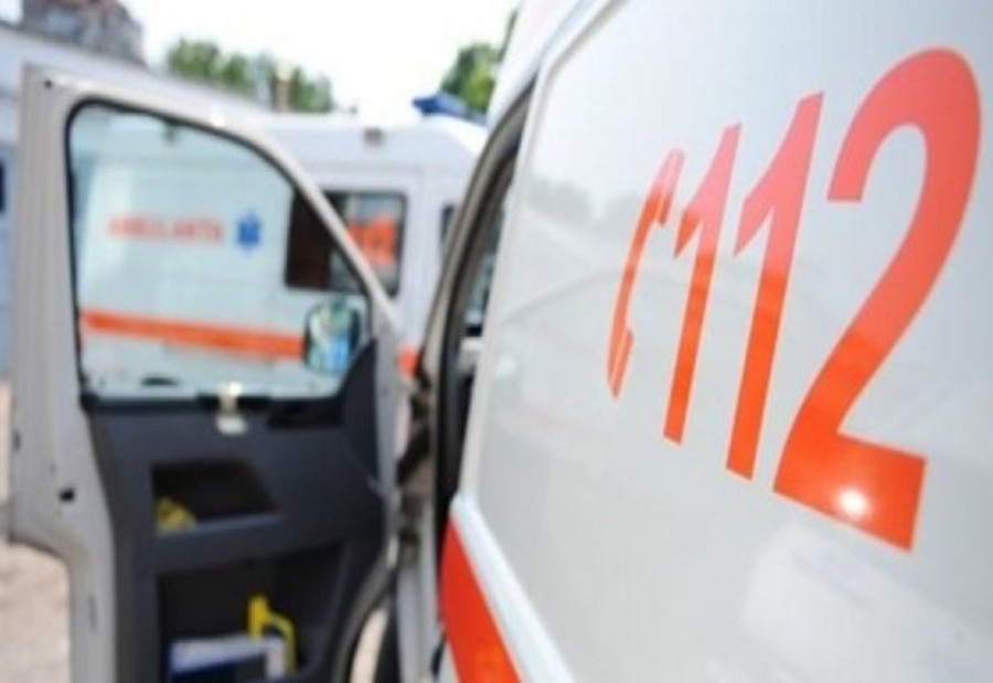 O mașină a ajuns în șanț pe drumul Arad-Șiria / UPDATE: Șoferul a ajuns la spital
