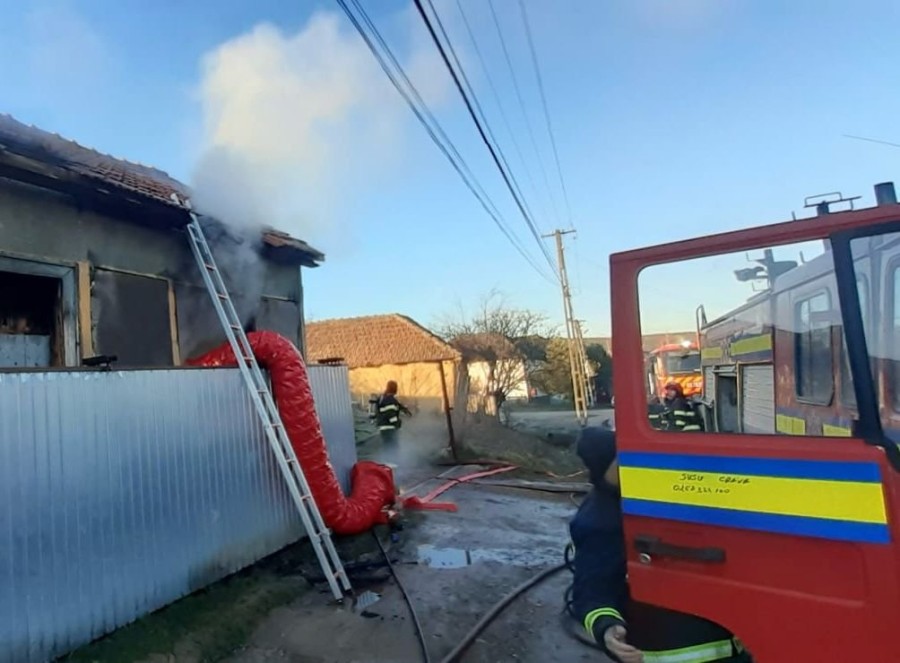 Incendiu izbucnit la o casă din localitatea Mărăuș, în interiorul locuinței fiind o victimă carbonizată, o femeie în vârstă de aproximativ 72 de ani