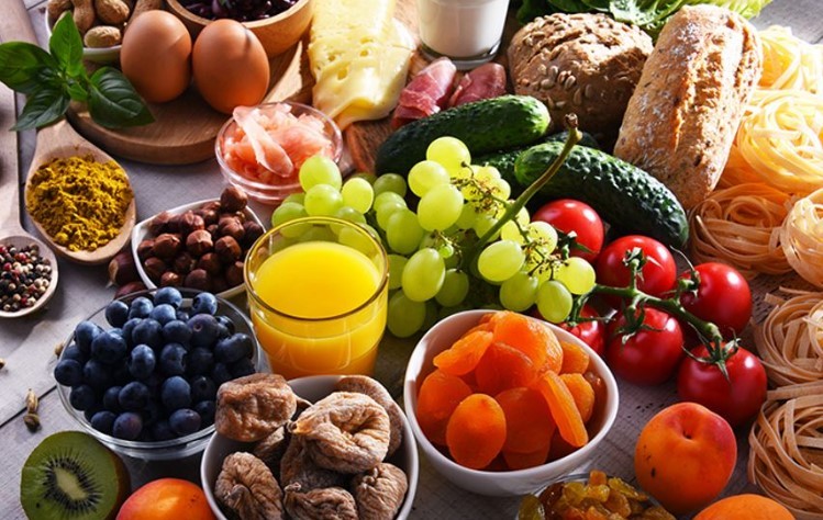 Nutriția Pe Măsura Vârstei: Ghidul Alimentației Optime de-a Lungul Vieții