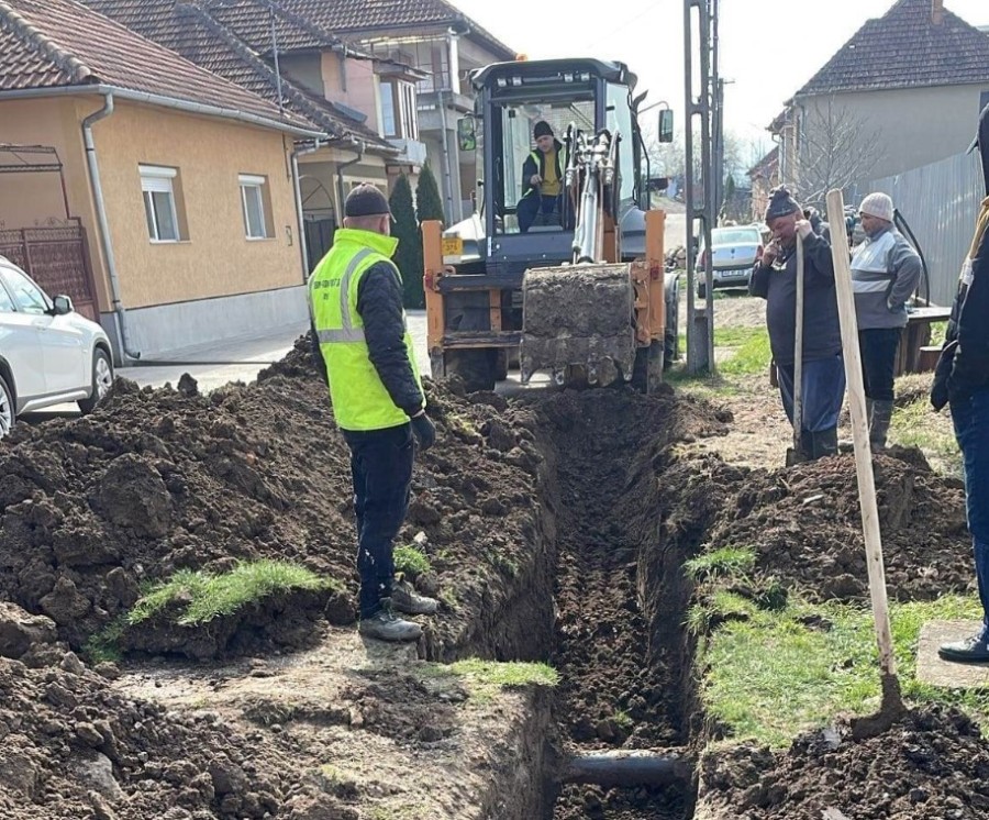 Rețea nouă de apă pe o stradă din Sebiș (FOTO)