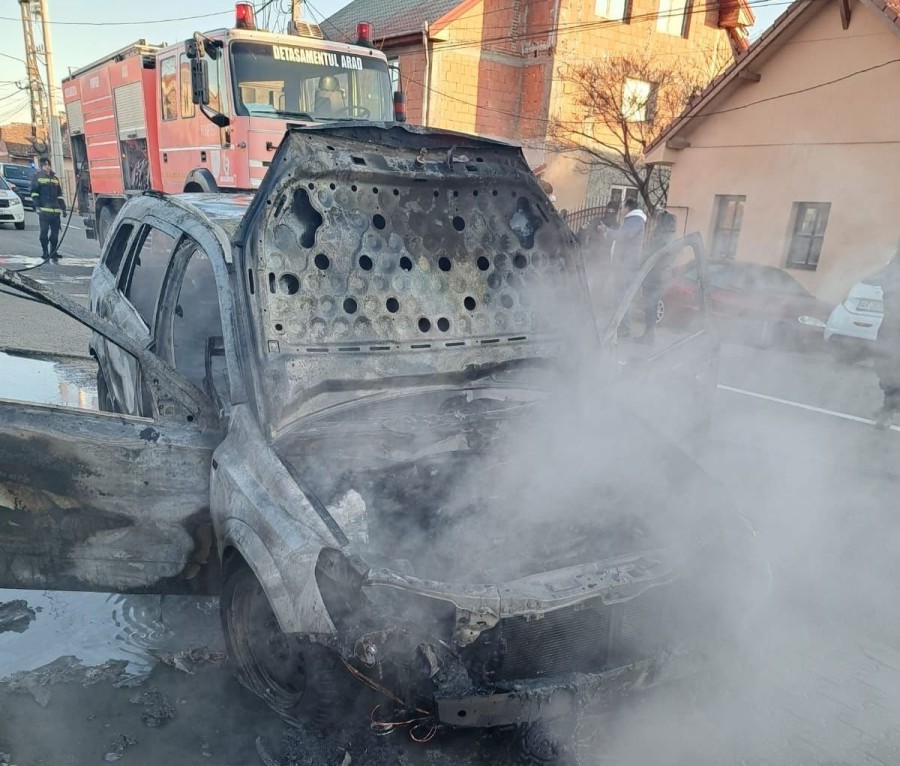 Incendiu izbucnit la un autoturism pe Calea Aurel Vlaicu