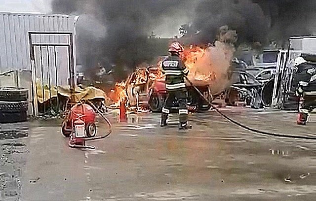 Incendiu izbucnit la un autoturism pe Calea Aurel Vlaicu
