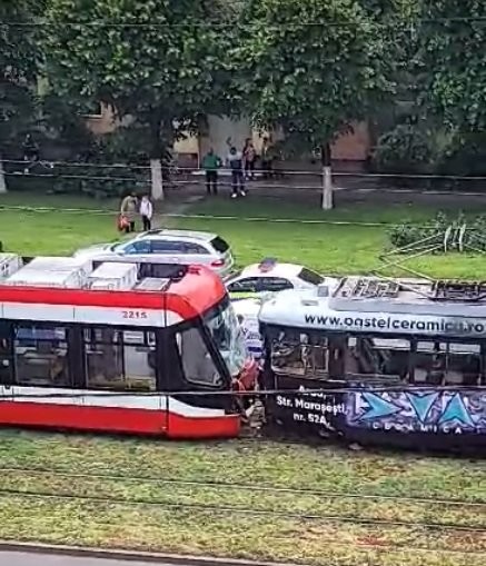 Două tramvaie s-au ciocnit la UTA. O persoană a ajuns la spital