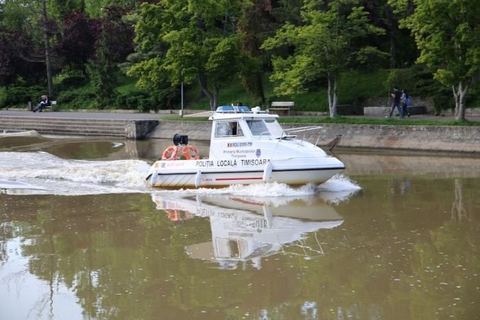 O arădeancă stătea la plajă pe șalupa Poliției Locale Timișoara (FOTO)