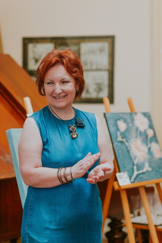Prorectorul UVVG, Anca Hermenean, a susținut primul vernisaj de pictură