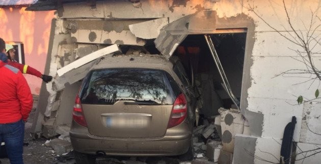 Conducând beat, a intrat cu mașina într-o casă