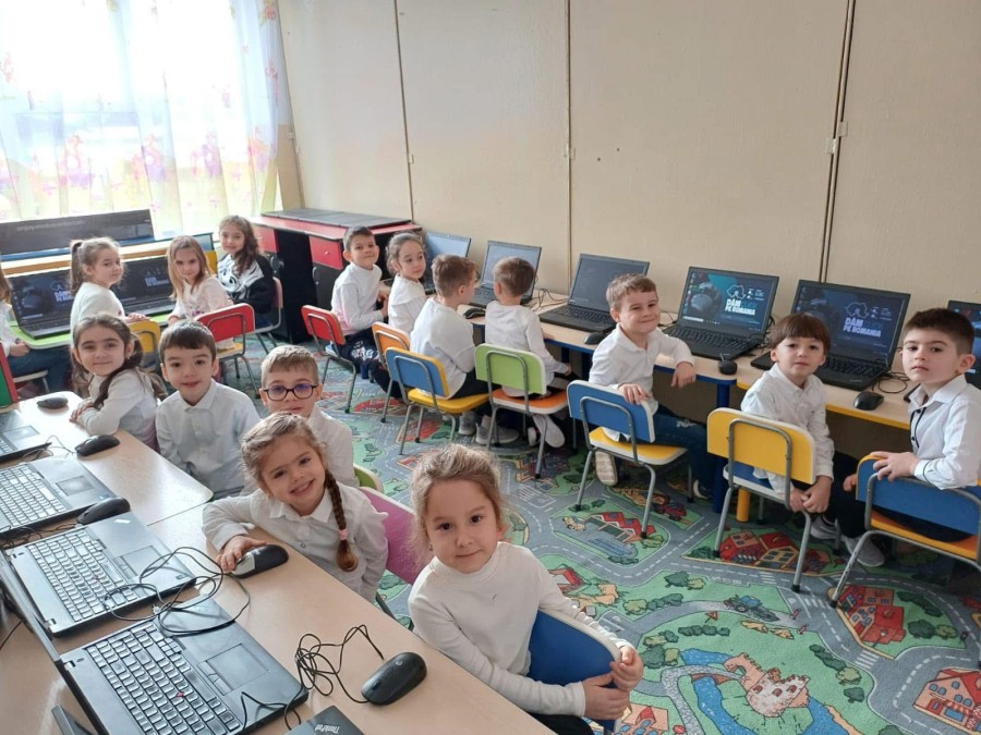 Comunicat de Presă: În ce școli, ONG-uri și instituții sociale ajung cele 4.000 de calculatoare recondiționate prin programul Dăm Click pe România