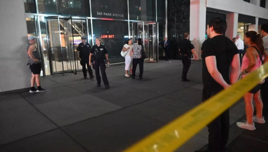 Atac armat într-un zgârie-nori din Manhattan: mai multe victime, inclusiv un polițist. Atacatorul s-a sinucis