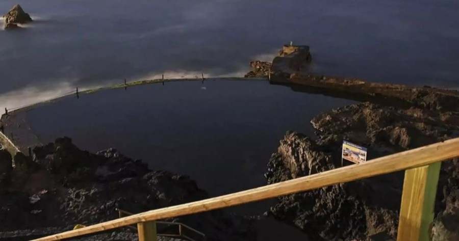 Doi români au murit în Tenerife, după ce un val uriaș i-a izbit de stânci și i-a tras în ocean