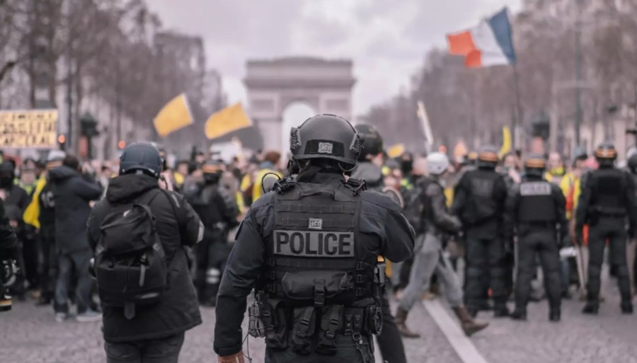 A fost haos in Paris, în noaptea de Revelion. Peste 1.000 de vehicule incendiate și peste 500 de persoane reținute