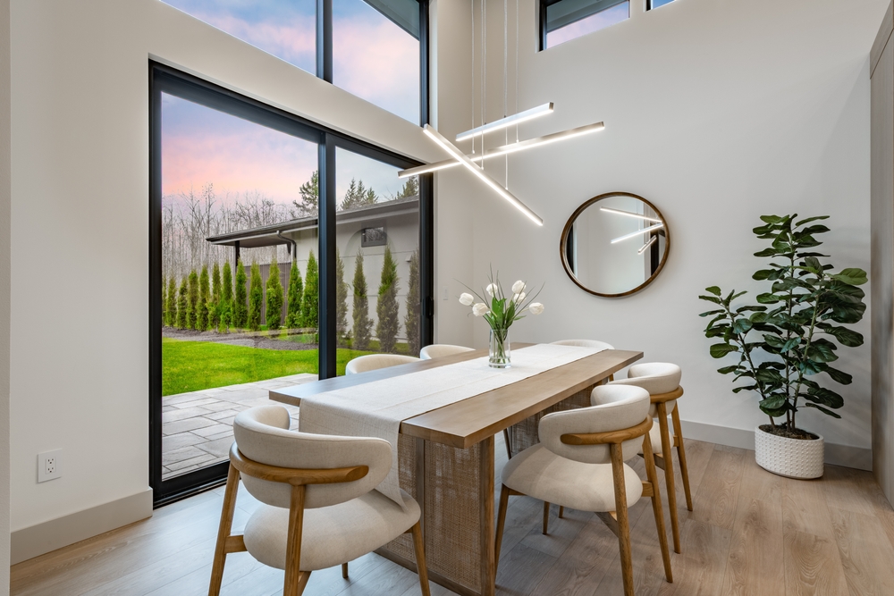 Cum integrezi corpurile de iluminat suspendate într-un decor modern