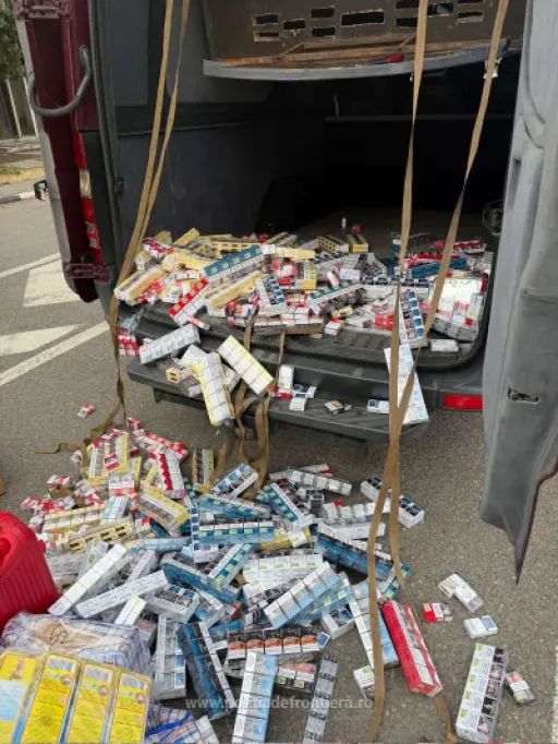 Nădlac: 2.900 pachete de țigări confiscate dintr-un microbuz