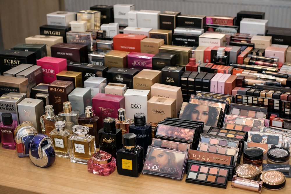 Arădeancă prinsă cu un stoc de 205 produse contrafăcute ale unor branduri de lux