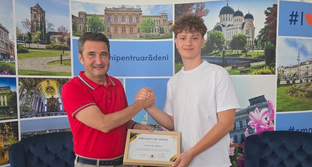 Primarul Călin Bibarț l-a felicitat pe Mihai Stanciu, medaliat cu argint la Olimpiada Internațională de Chimie