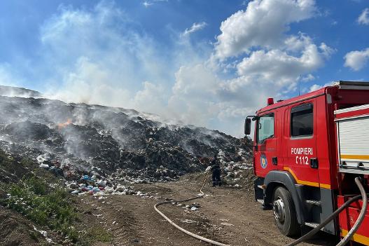 Incendiu la groapa de gunoi de la periferia Aradului. Flăcările au cuprins aproximativ 500 de metri pătrați