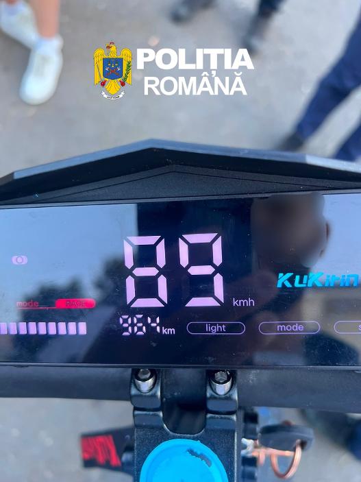Trotinete „deghizate” în mopede și motociclete cu evacuări modificate, luate la control în Arad. Polițiștii au deschis două dosare penale