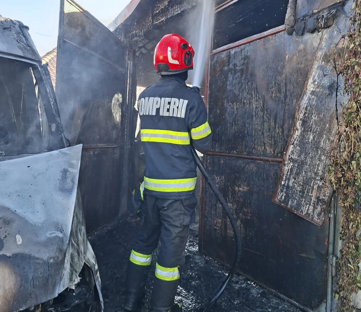 Incendiu la un garaj din Arad: doi bărbați răniți