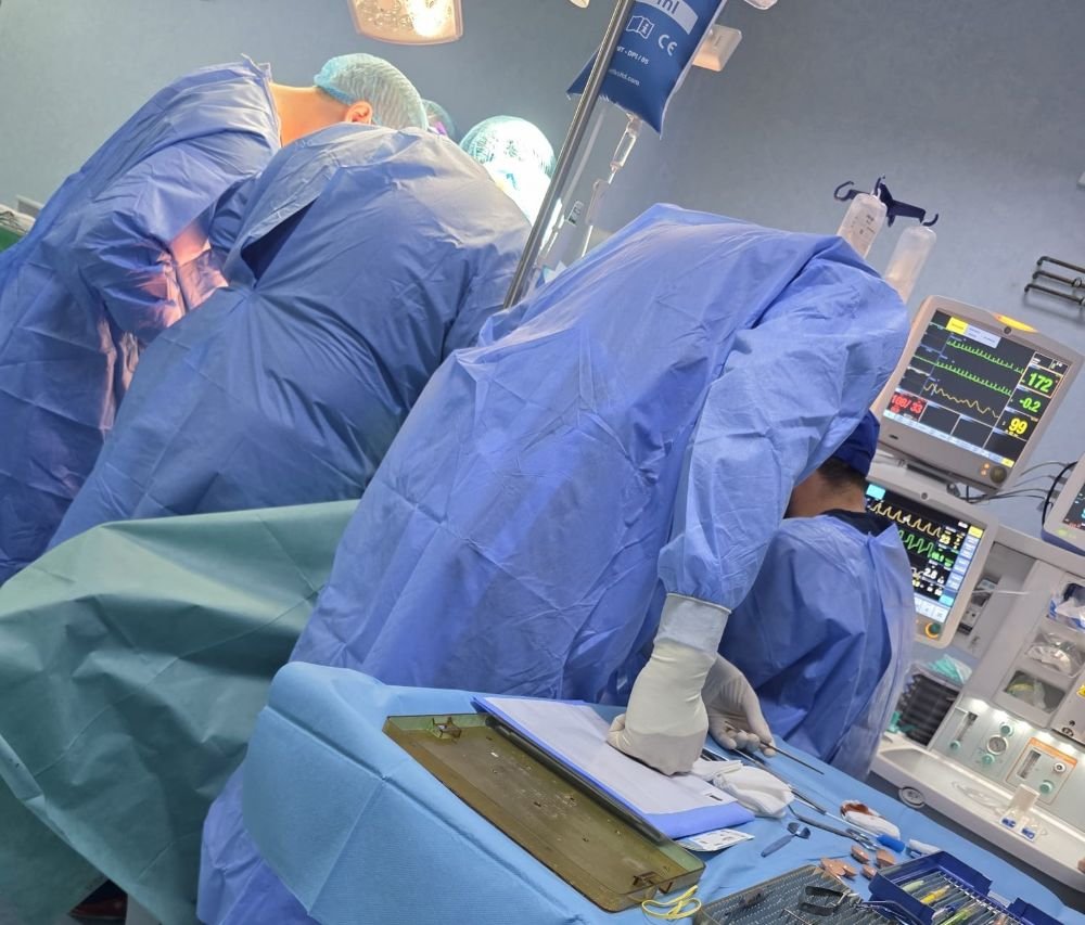 Organe prelevate pentru transplant, în urma unei intervenții nocturne: ficatul, rinichii și corneea unui pacient în moarte cerebrală au fost trimise către centrele de transplant din țară