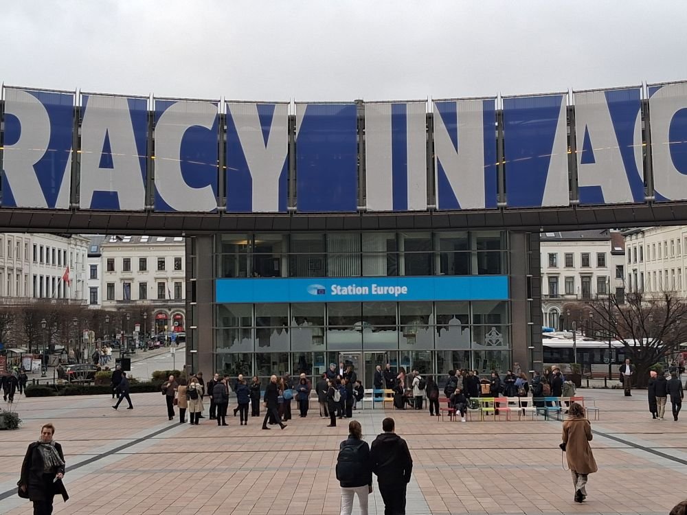 Mii de experți români din instituțiile internaționale loviți de legea integrității