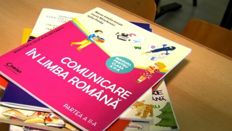 Manualele școlare întârzie, unele ajung la elevi în octombrie