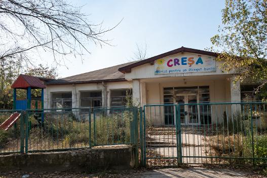 Doar una dintre cele trei creșe construite în județul Arad este funcțională. Lipsesc angajații și branșamentele la utilități