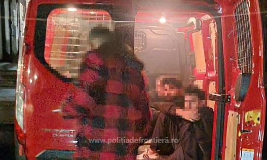 Șapte cetățeni străini, depistați ascunși într-un microbuz, în zona Nădlac