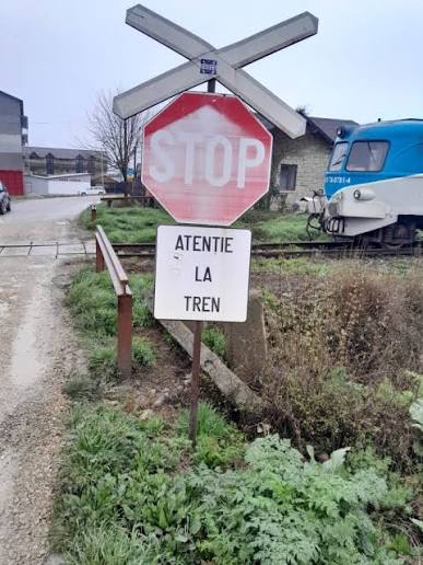 Persoană surprinsă sub un tren în municipiul Arad,zona CET. Intervin echipajele de urgență
