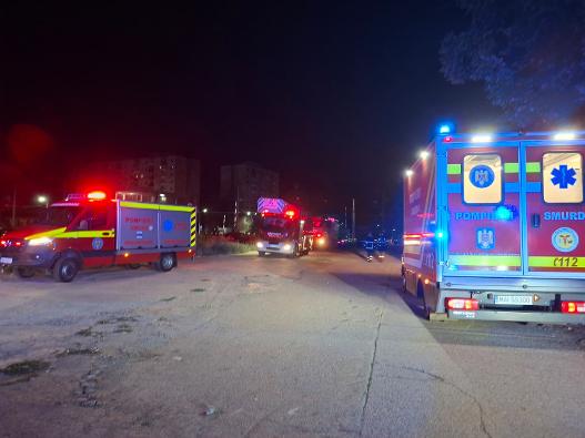 Incendiu violent la o anexă din municipiul Arad. Pompierii au trimis forțe suplimentare VIDEO