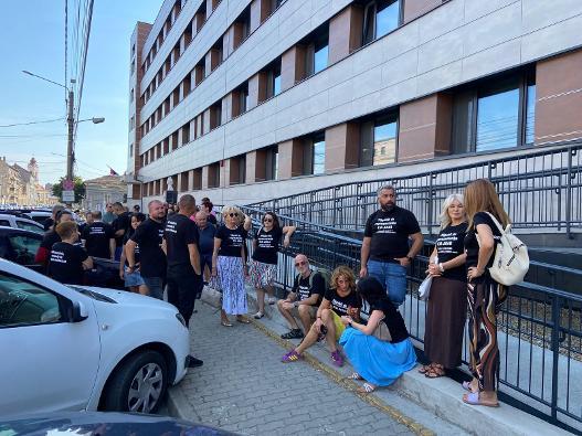 Peste 100 de familii păgubite protestează la Tribunalul Arad. Oamenii cer recuperarea banilor pentru autoturismele neachitate