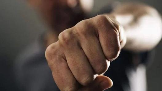 Un tînăr de 20 de ani a rămas fără un ochi,după ce a fost bătut în plină stradă. Agresorii - sub control judiciar