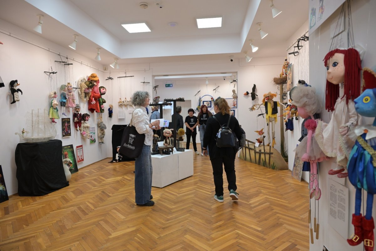 Descoperiți magia marionetelor! Tur ghidat în expoziția „Parada vedetelor din lumea marionetelor”
